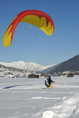 gleitschirmfliegerlandung im winter im stubaital