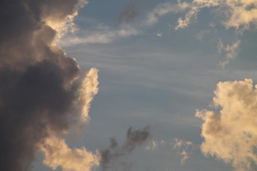 Fototapeta na wymiar Wolken mit Hell-Dunkel-Kontrast