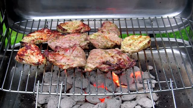 Steaks grillen mit Holzkohlegrill