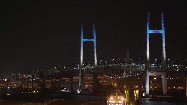 横浜ベイブリッジと横浜港の夜景 パン 左から右