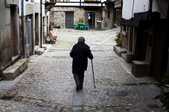 Anciana con bast&oacute;n