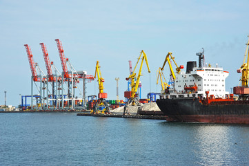 Fototapeta premium Bulk cargo ship under port crane