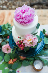 Fototapeta na wymiar Wedding Cake with bohemian style flower decoration