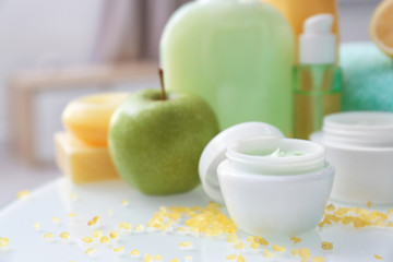 Obraz na płótnie Canvas Jar with body care cream on table