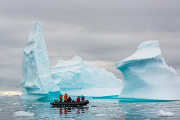 Fotobehang Zodiac cruisen door ijsbergen, Antarctica © David