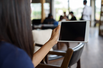 Woman hand holding tablet at cafe'