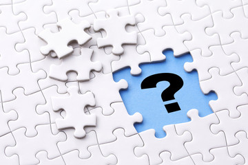 クエスチョンマークとジグソーパズル　Question mark and Jigsaw puzzle concept