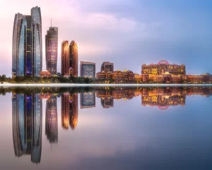 Fotobehang Abu Dhabi Uitzicht op de skyline van Abu Dhabi bij zonsopgang, Verenigde Arabische Emiraten