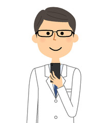 白衣の男性　スマートフォン