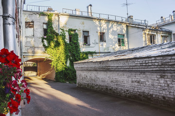 Obraz premium Architecture of Khitrovka district (near Khitrovskaya Square) in Moscow, Russia.