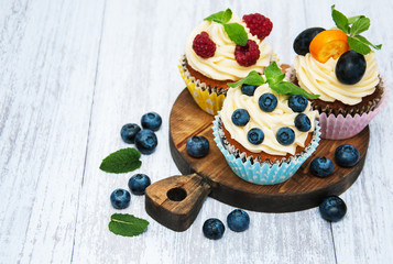 Cupcakes with fresh berries