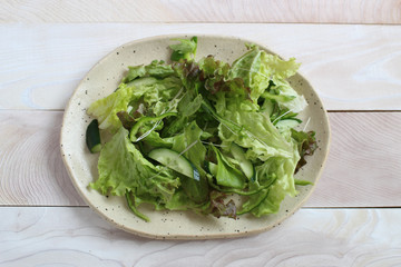 新鮮　サラダ　野菜　白い　机