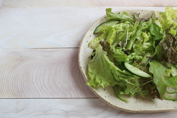 新鮮　サラダ　野菜　白い　机