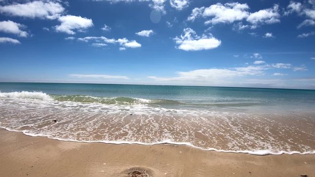 Schwenk &uuml;ber Strand, Meer und Himmel, Traumstrand, Strand von Sotavento im Naturpark Jand&iacute;a, Fuerteventura, Strandurlaub, 4K