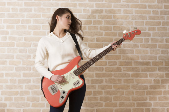 ベースを弾く女性