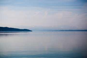 Starnberger See, im Hintergrund die Berge