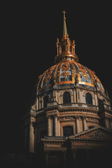 Obraz premium Low-angle view of Les Invalides dome at night