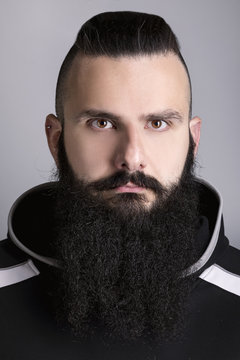 Uomo con lunga barba