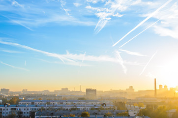 Obraz premium the trail from an airplane in the sky over the city