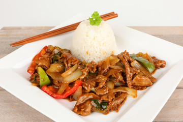 asiatisches Rindfleisch mit Zwiebeln