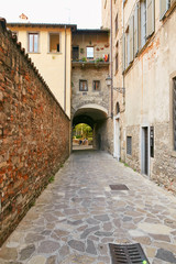 Obraz na płótnie Canvas Bergamo, Italy - August 18, 2017: Quiet and narrow streets of the old town of Bergamo.