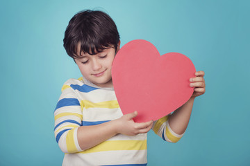 niño sonriente con un corazón