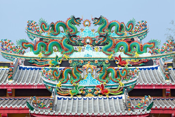 Fototapeta na wymiar Chinese dragon statue on the roof of the Chinese temple in Thailand