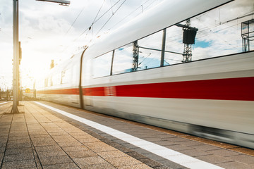 Zug am Bahnsteig in Bewegung 