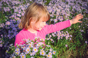 belle enfant dans les fleurs