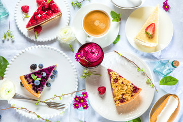 Sommerliche Kuchen mit frischen Beeren  © karepa
