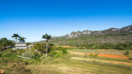 Fototapeta na wymiar Aussicht auf das Vinales Tal mit einem kleinen Bauernhaus