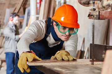 Schreiner beim Sägen von Holz