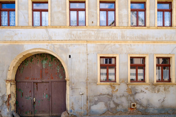 Marode Fassade eines alten Hauses in Eisleben