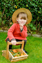 Obraz premium jolie fillette et son panier de clémentines