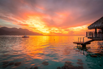 Romantischer bunter Sonnenuntergang auf einer tropischen Insel. Atemberaubende Aussicht vom Overwater-Bungalow.