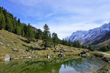 Naklejka na ściany i meble Berge und See im schweizer Wallis