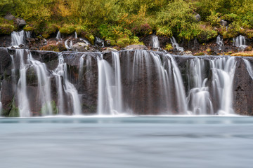 spektakulärer Wasserfall in Langzeitbelichtung - Island
