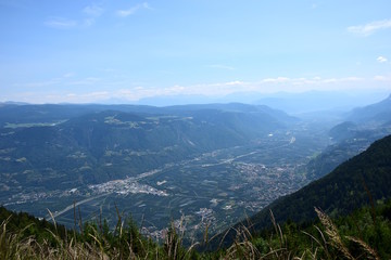 Das Etschtal bei Meran aus der Vogelperspektive