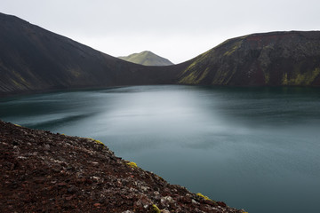 blauer stiller Kratersee in Island         © natros