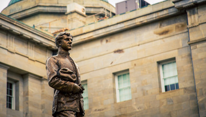 Naklejka premium statue Raleigh state capitol