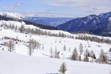 Fototapeta na wymiar ski slope with skiers in the Alps