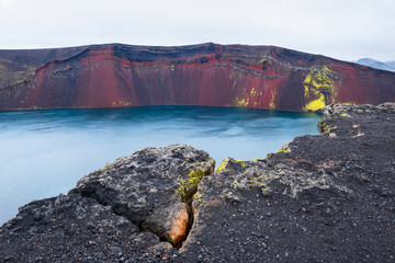 Kratersee mit blauem Wasser und bunten Bergen © natros