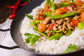 wok pan with meat strips and vegetables