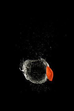 Esplosione palloncino pieno d'acqua