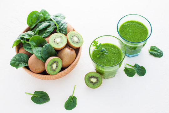 glass of green smoothie