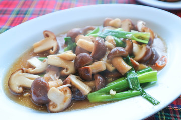 stir fried mushroom with green shallot