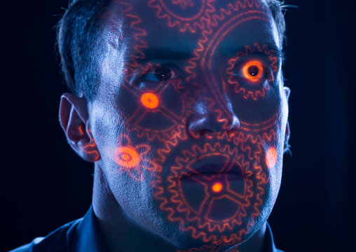Gedanken arbeiten symbolisiert durch Zahnr&auml;der auf Kopf von Mann