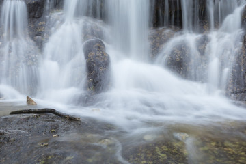 Fliessend Wasser im Bach
