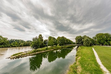 Zusammenfluss zweier kleinen Flüsse im Bayrischen Wald / Deutschland