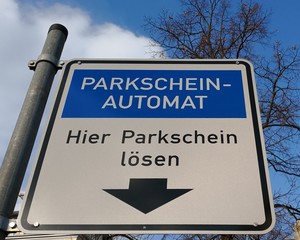 Hinweisschild auf Parkscheinautomat "Hier Parkschein lösen"